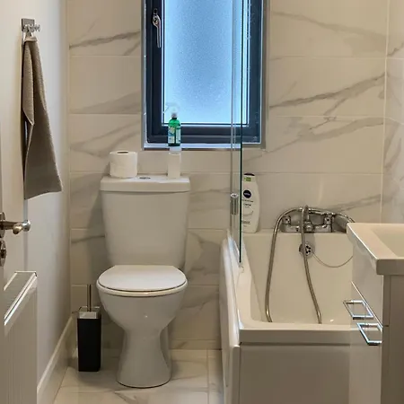 בית אירוח Large Bedroom Near To The Center