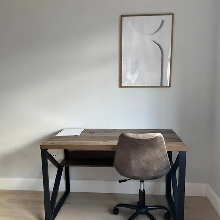 Large Bedroom Near To The Center בית אירוח